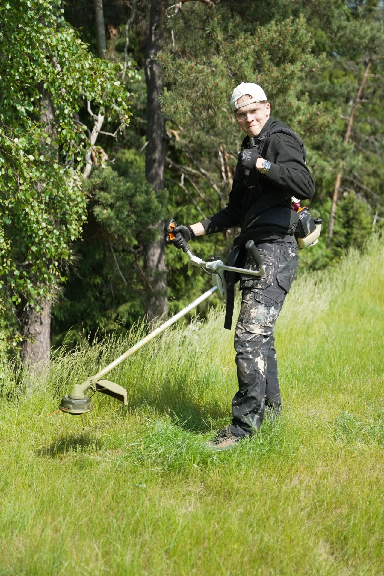 Nuori tekijä hoitamassa pihatöitä
