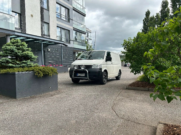 Taloyhtiön sisäänkäynti ja istutukset